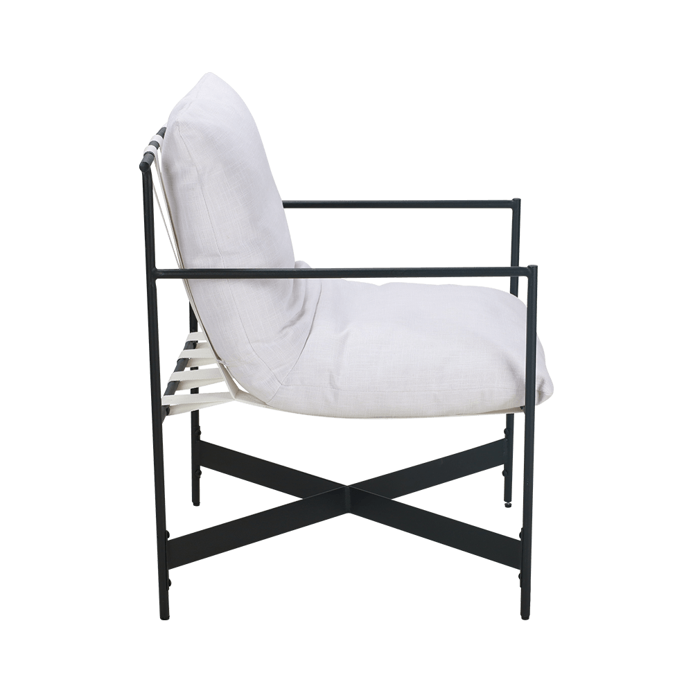 白い生地のゴム製の木製ダイニングチェア